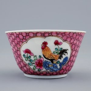 Une tasse et soucoupe en porcelaine de Chine famille rose coquille d'oeuf au coq, Yongzheng, 1723-1735 — photo 6