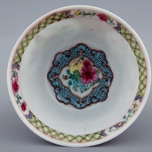 Une tasse et soucoupe en porcelaine de Chine famille rose coquille d'oeuf au coq, Yongzheng, 1723-1735 — photo 7