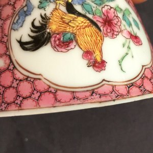 Une tasse et soucoupe en porcelaine de Chine famille rose coquille d'oeuf au coq, Yongzheng, 1723-1735 — photo 9