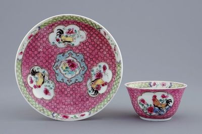 Une tasse et soucoupe en porcelaine de Chine famille rose coquille d'oeuf au coq, Yongzheng, 1723-1735