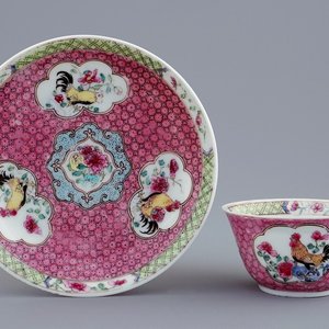 Une tasse et soucoupe en porcelaine de Chine famille rose coquille d'oeuf au coq, Yongzheng, 1723-1735 — photo 1