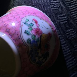 Une tasse et soucoupe en porcelaine de Chine famille rose coquille d'oeuf au coq, Yongzheng, 1723-1735 — photo 12