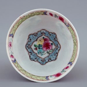 Une tasse et soucoupe en porcelaine de Chine famille rose coquille d'oeuf au coq, Yongzheng, 1723-1735 — photo 7