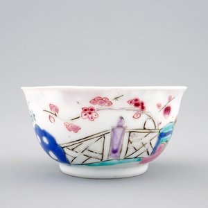 Une tasse et soucoupe en porcelaine de Chine famille rose coquille d'oeuf au coq, Yongzheng, 1723-1735 — photo 5