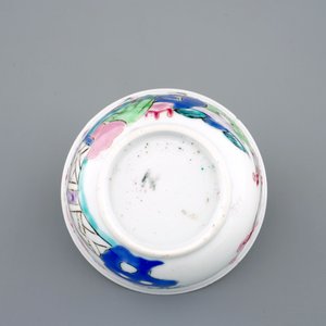 Une tasse et soucoupe en porcelaine de Chine famille rose coquille d'oeuf au coq, Yongzheng, 1723-1735 — photo 9