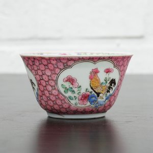 Une tasse et soucoupe en porcelaine de Chine famille rose coquille d'oeuf au coq, Yongzheng, 1723-1735 — photo 12