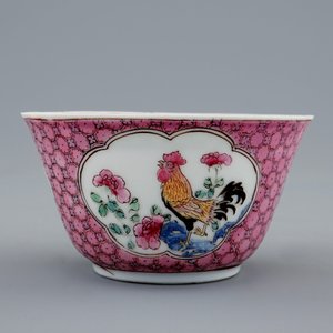 Une tasse et soucoupe en porcelaine de Chine famille rose coquille d'oeuf au coq, Yongzheng, 1723-1735 — photo 4
