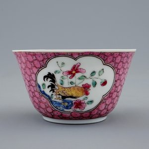 Une tasse et soucoupe en porcelaine de Chine famille rose coquille d'oeuf au coq, Yongzheng, 1723-1735 — photo 6
