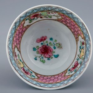 Une tasse et soucoupe en porcelaine de Chine famille rose coquille d'oeuf au danseuse, Yongzheng, 1723-1735 — photo 9