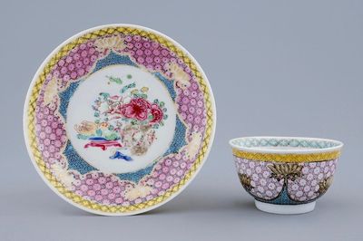 Une tasse et soucoupe en porcelaine de Chine famille rose coquille d'oeuf au vase fleuri, Yongzheng, 1723-1735