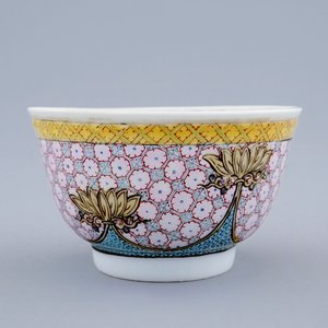Une tasse et soucoupe en porcelaine de Chine famille rose coquille d'oeuf au vase fleuri, Yongzheng, 1723-1735 — photo 7