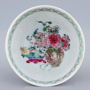Une tasse et soucoupe en porcelaine de Chine famille rose coquille d'oeuf au vase fleuri, Yongzheng, 1723-1735 — photo 8