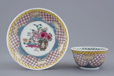 Une tasse et soucoupe en porcelaine de Chine famille rose coquille d'oeuf au vase fleuri, Yongzheng, 1723-1735