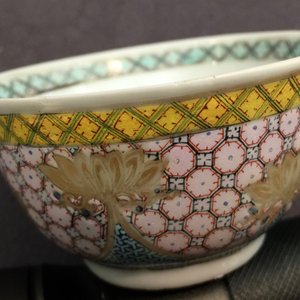 Une tasse et soucoupe en porcelaine de Chine famille rose coquille d'oeuf au vase fleuri, Yongzheng, 1723-1735 — photo 11