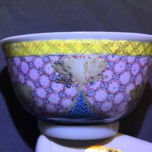 Une tasse et soucoupe en porcelaine de Chine famille rose coquille d'oeuf au vase fleuri, Yongzheng, 1723-1735 — photo 12