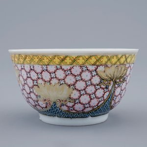 Une tasse et soucoupe en porcelaine de Chine famille rose coquille d'oeuf au vase fleuri, Yongzheng, 1723-1735 — photo 7
