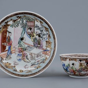 Une tasse et soucoupe en porcelaine de Chine famille rose coquille d'oeuf aux joueuses de go, Yongzheng, 1723-1735 — photo 1