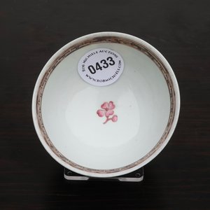 Une tasse et soucoupe en porcelaine de Chine famille rose coquille d'oeuf aux joueuses de go, Yongzheng, 1723-1735 — photo 12