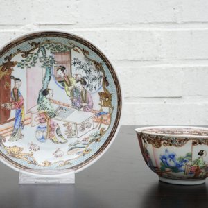 Une tasse et soucoupe en porcelaine de Chine famille rose coquille d'oeuf aux joueuses de go, Yongzheng, 1723-1735 — photo 10