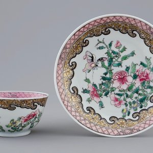 Une tasse et soucoupe en porcelaine de Chine famille rose coquille d'oeuf aux papillons, Yongzheng, 1723-1735 — photo 1