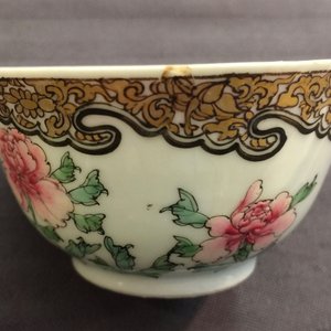 Une tasse et soucoupe en porcelaine de Chine famille rose coquille d'oeuf aux papillons, Yongzheng, 1723-1735 — photo 11