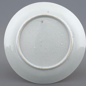 Une tasse et soucoupe en porcelaine de Chine famille rose coquille d'oeuf aux papillons, Yongzheng, 1723-1735 — photo 3