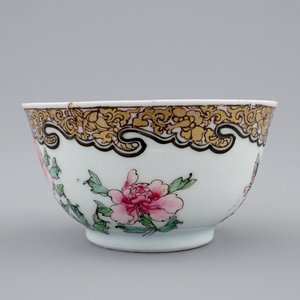 Une tasse et soucoupe en porcelaine de Chine famille rose coquille d'oeuf aux papillons, Yongzheng, 1723-1735 — photo 5