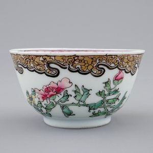 Une tasse et soucoupe en porcelaine de Chine famille rose coquille d'oeuf aux papillons, Yongzheng, 1723-1735 — photo 7