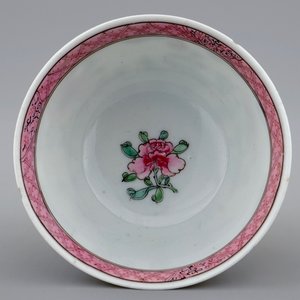 Une tasse et soucoupe en porcelaine de Chine famille rose coquille d'oeuf aux papillons, Yongzheng, 1723-1735 — photo 8