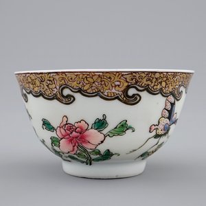 Une tasse et soucoupe en porcelaine de Chine famille rose coquille d'oeuf aux papillons, Yongzheng, 1723-1735 — photo 7