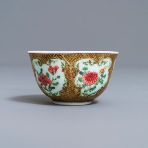 Une tasse et soucoupe en porcelaine de Chine famille rose coquille d'oeuf, Yongzheng — photo 5