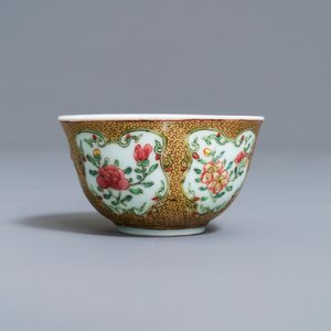 Une tasse et soucoupe en porcelaine de Chine famille rose coquille d'oeuf, Yongzheng — photo 7