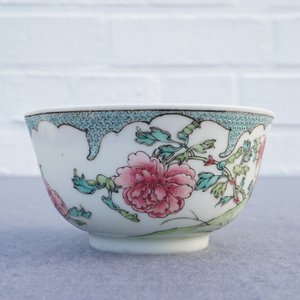 Une tasse et soucoupe en porcelaine de Chine famille rose coquille d'oeuf, Yongzheng — photo 16