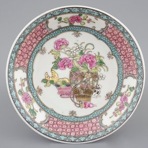 Une tasse et soucoupe en porcelaine de Chine famille rose coquille d'oeuf, Yongzheng, 1723-1735 — photo 7