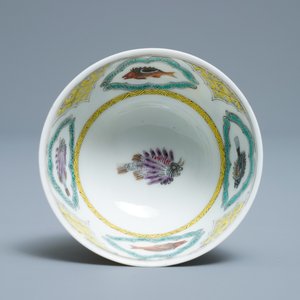 Une tasse et soucoupe en porcelaine de Chine famille rose d'après Cornelis Pronk, 'Visite du docteur', Qianlong — photo 8