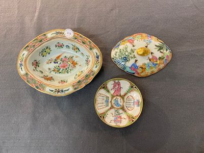 Une tasse et soucoupe en porcelaine de Chine famille rose de Canton à décor 'Wu Shuang Pu' et une terrine couverte, 19ème — photo 1