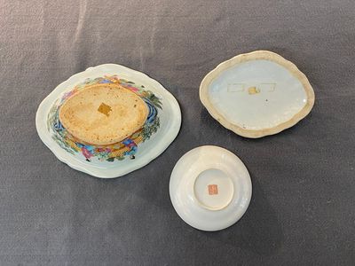 Une tasse et soucoupe en porcelaine de Chine famille rose de Canton à décor 'Wu Shuang Pu' et une terrine couverte, 19ème — photo 2