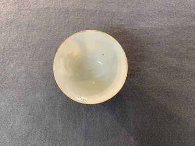 Une tasse et soucoupe en porcelaine de Chine famille rose de Canton à décor 'Wu Shuang Pu' et une terrine couverte, 19ème — photo 3