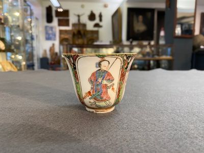 Une tasse et soucoupe en porcelaine de Chine famille rose de Canton à décor 'Wu Shuang Pu' et une terrine couverte, 19ème — photo 6