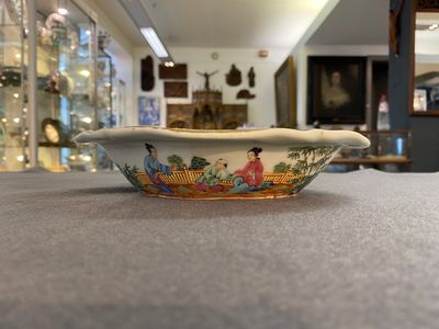 Une tasse et soucoupe en porcelaine de Chine famille rose de Canton à décor 'Wu Shuang Pu' et une terrine couverte, 19ème — photo 7