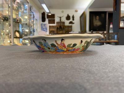 Une tasse et soucoupe en porcelaine de Chine famille rose de Canton à décor 'Wu Shuang Pu' et une terrine couverte, 19ème — photo 8