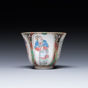 Une tasse et soucoupe en porcelaine de Chine famille rose de Canton à décor 'Wu Shuang Pu' et une terrine couverte, 19ème — photo 4