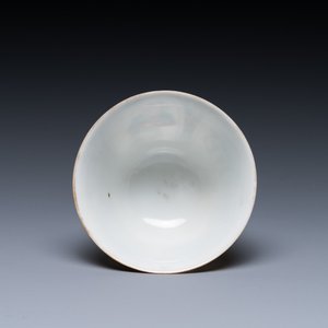 Une tasse et soucoupe en porcelaine de Chine famille rose de Canton à décor 'Wu Shuang Pu' et une terrine couverte, 19ème — photo 10