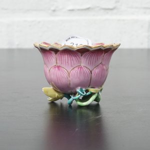 Une tasse et soucoupe en porcelaine de Chine famille rose de forme lotus, époque Yongzheng, 1722-1735 — photo 11