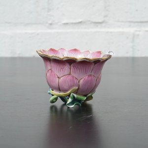 Une tasse et soucoupe en porcelaine de Chine famille rose de forme lotus, époque Yongzheng, 1722-1735 — photo 12