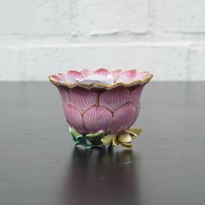 Une tasse et soucoupe en porcelaine de Chine famille rose de forme lotus, époque Yongzheng, 1722-1735 — photo 13