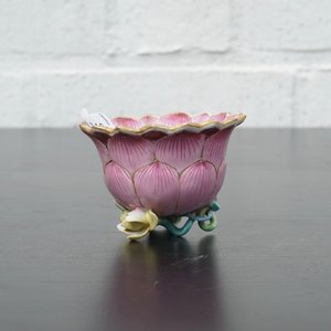 Une tasse et soucoupe en porcelaine de Chine famille rose de forme lotus, époque Yongzheng, 1722-1735 — photo 14