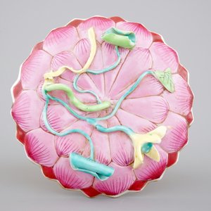 Une tasse et soucoupe en porcelaine de Chine famille rose de forme lotus, époque Yongzheng, 1722-1735 — photo 2