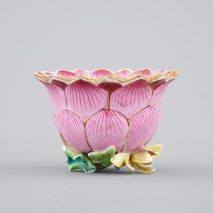 Une tasse et soucoupe en porcelaine de Chine famille rose de forme lotus, époque Yongzheng, 1722-1735 — photo 3