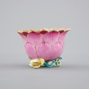 Une tasse et soucoupe en porcelaine de Chine famille rose de forme lotus, époque Yongzheng, 1722-1735 — photo 4